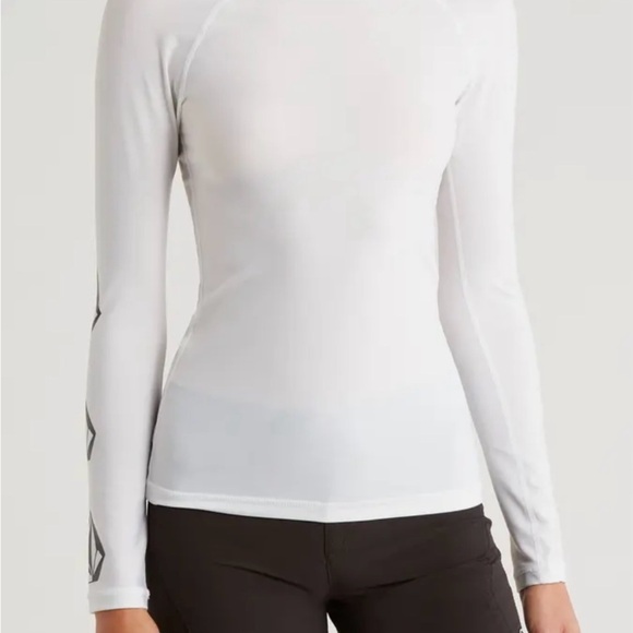 NWT Volcom Juniors' Long-Sleeve Rash-Guard Cover-Up Medium - Picture 1 of 5